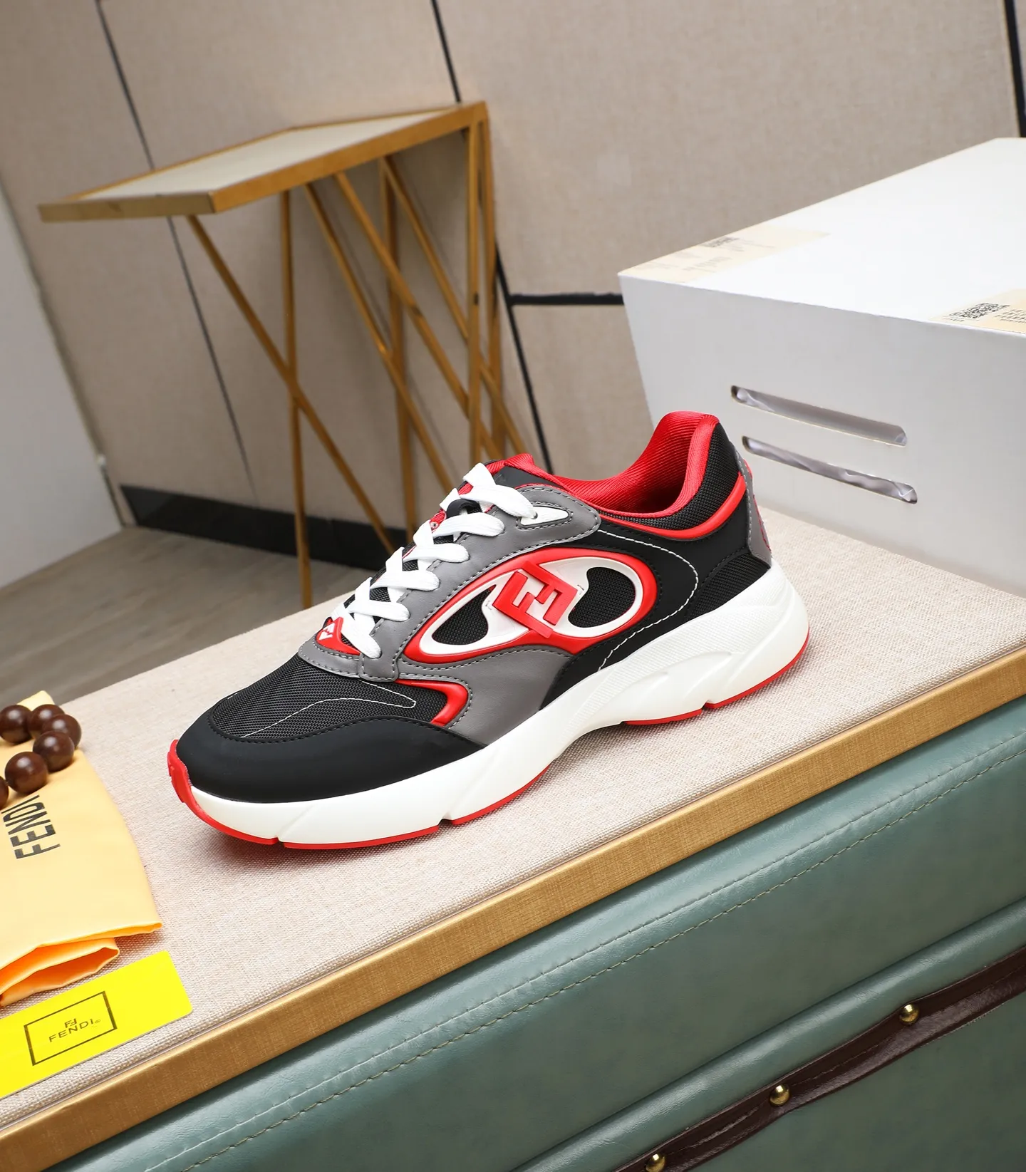 Ex-factory price 760 (high version) [Fendi] Fendi’s latest casual shoes for men! Available at counters simultaneously! A one-to-one replica of the original. Made entirely of imported top-grain calfskin, the interior is made of top-grain water-dyed cowhide, and the original factory-supplied rubber outsole. Leading new fashion concepts. Matching code: 39-44. 38.45 can be customized and cannot be returned or exchanged!